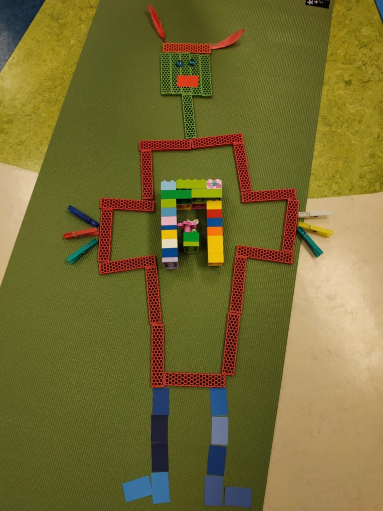 Jeder darf sein eigenes Mandala aus verschiedenen Materialien bauen